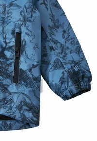 Wodoodporna niebieska kurtka z teksturowanym wzorem przedstawiającym abstrakcyjne czarne szkice. Zawiera kieszeń na zamek błyskawiczny oraz elastyczne mankiety przy rękawach.