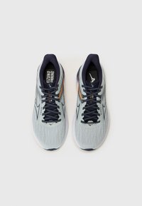 Hellblaue Laufschuhe mit einem strukturierten Mesh-Obermaterial, marineblauen Schnürsenkeln und orangefarbenen Akzenten an den Seiten. Verfügt über eine gepolsterte Sohle und einen gepolsterten Kragen.