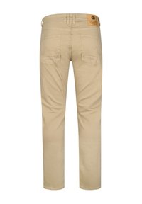 Pantalones de algodón beige con diseño de pierna recta, dos bolsillos traseros y una etiqueta de cuero con la marca en la cintura. Textura suave.