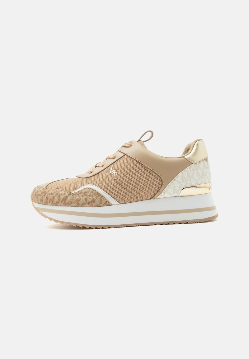 Baskets beige et crème avec mesh et tissu à motifs, semelle blanche rayée, accents métalliques dorés et logo "MK" sur le côté.
