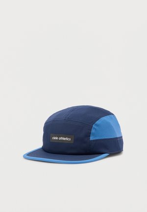 Casquette de course cinq panneaux bleu marine et bleu clair avec une visière incurvée et le logo "ciele athletics" sur le panneau avant.
