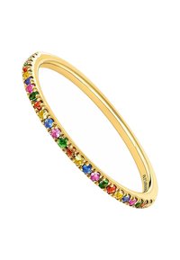 Brazalete de oro con un acabado liso y pulido. Presenta una fila de piedras preciosas de varios colores dispuestas en un patrón decorativo a lo largo del borde exterior.