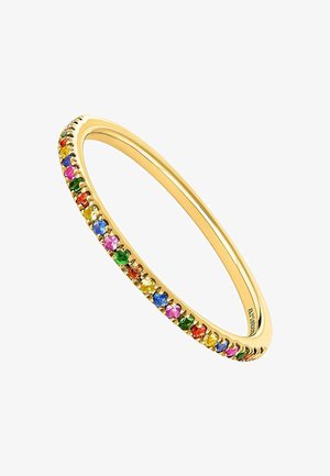 Brazalete de oro con un acabado liso y pulido. Presenta una fila de piedras preciosas de varios colores dispuestas en un patrón decorativo a lo largo del borde exterior.