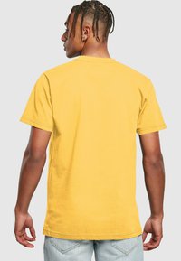 Mister Tee AIN'T HARD TO TELL  - Triko s potiskem - taxi yellow
