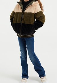 Faux fur zip-up jacka med flerfärgad design i beige, olivgrön och svart; har huva, sidofickor och randig nederkant.