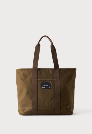 Sac fourre-tout marron avec deux longues anses et une poche avant avec une étiquette noire portant le nom de la marque Replay.
