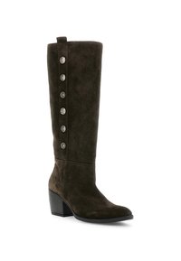 Bota de ante marrón hasta la rodilla con puntera afilada y tacón apilado. Seis botones decorativos plateados recorren el lado externo para un detalle adicional.