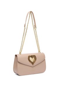 Borsa a tracolla in pelle beige con decorazione a cuore dorato ornata, tracolla in catena dorata e logo "braccialini" sulla patta frontale.