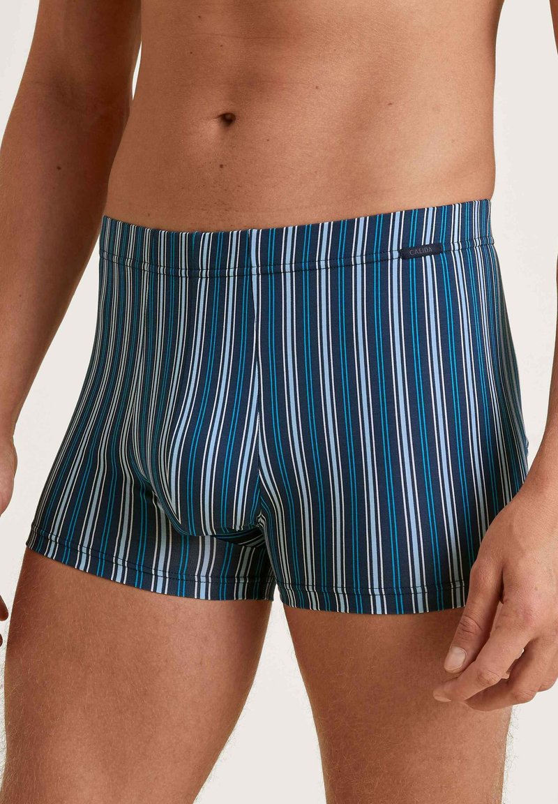 Gestreepte zwemshorts met een marineblauwe basis en blauwe en witte verticale strepen, van gladde stof en een aansluitend ontwerp met een elastische tailleband.