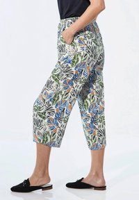 Bloemmotief, halflange broek met een elastische tailleband. Kenmerkt zich door groene, blauwe, oranje en zwarte bladeren op een lichte achtergrond. Inclusief zijzakken.