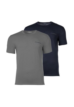 Dwie gładkie koszulki z okrągłym dekoltem, jedna szara, druga ciemnoniebieska, każda z małym logo Emporio Armani na lewej piersi.