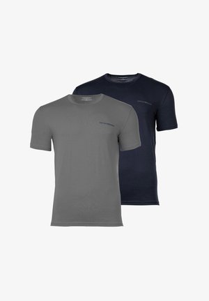 Twee effen T-shirts met ronde hals, één grijs en één donkerblauw, elk met een klein Emporio Armani-logo op de linkerborst.