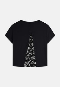 Top corto nero con maniche corte e apertura a chiave sul retro che rivela un tessuto a fantasia in bianco e nero contrastante.