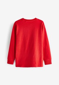 Camiseta roja de manga larga con cuello redondo y puños de canalé, que presenta una textura de tela suave y un color sólido sin patrones.