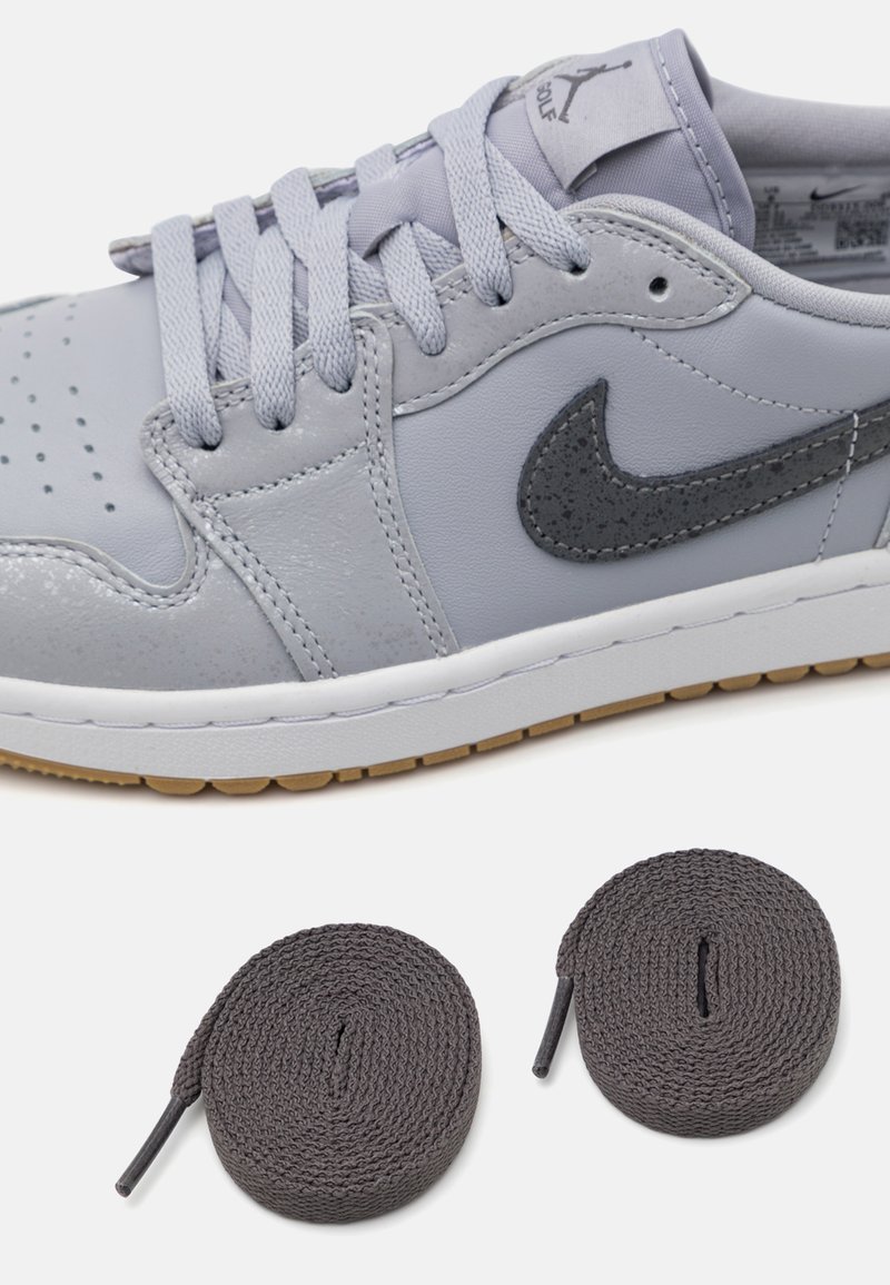 Jasnoszare skórzane sneakersy z ciemnoszarymi akcentami i perforowanym palcem. Zawierają dwa skręcone ciemnoszare sznurowadła. Gumowa podeszwa z teksturowanym bieżnikiem.