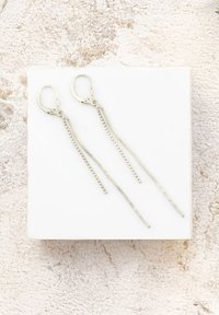 Silverhängande örhängen med en avlång kedjedesign; har släta och beads-texturer, säkrade med en spänne med bakre hänglås.