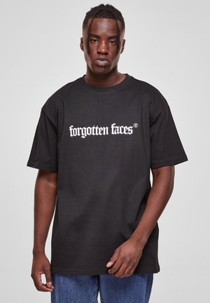 Svart bomull t-skjorte med et hvitt "glemte ansikter" grafikk i gotisk font; avslappet passform, korte ermer og rund hals design.
