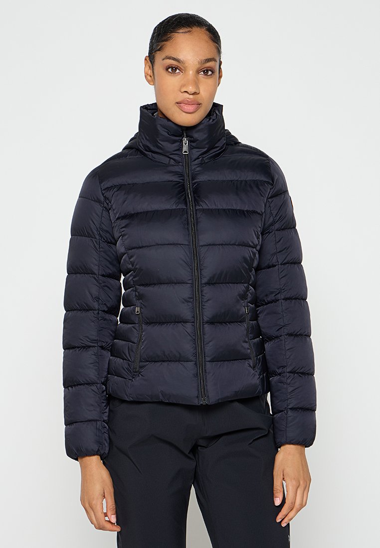 Giacca imbottita blu navy con colletto alto, trapuntatura orizzontale, chiusura frontale con zip e tasche laterali. Texture liscia e design leggero.
