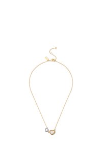 Collier chaîne ton or avec deux pendentifs en forme de cœur, un doré et un argenté, avec des détails texturés et une fermeture à mousqueton.