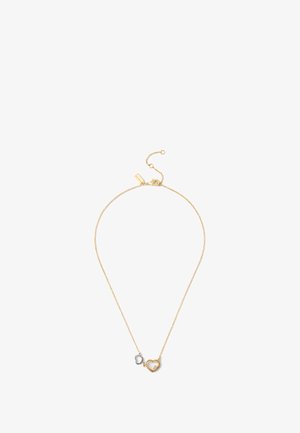 Collier chaîne ton or avec deux pendentifs en forme de cœur, un doré et un argenté, avec des détails texturés et une fermeture à mousqueton.