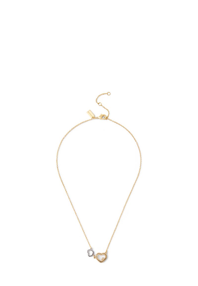 Collier chaîne ton or avec deux pendentifs en forme de cœur, un doré et un argenté, avec des détails texturés et une fermeture à mousqueton.