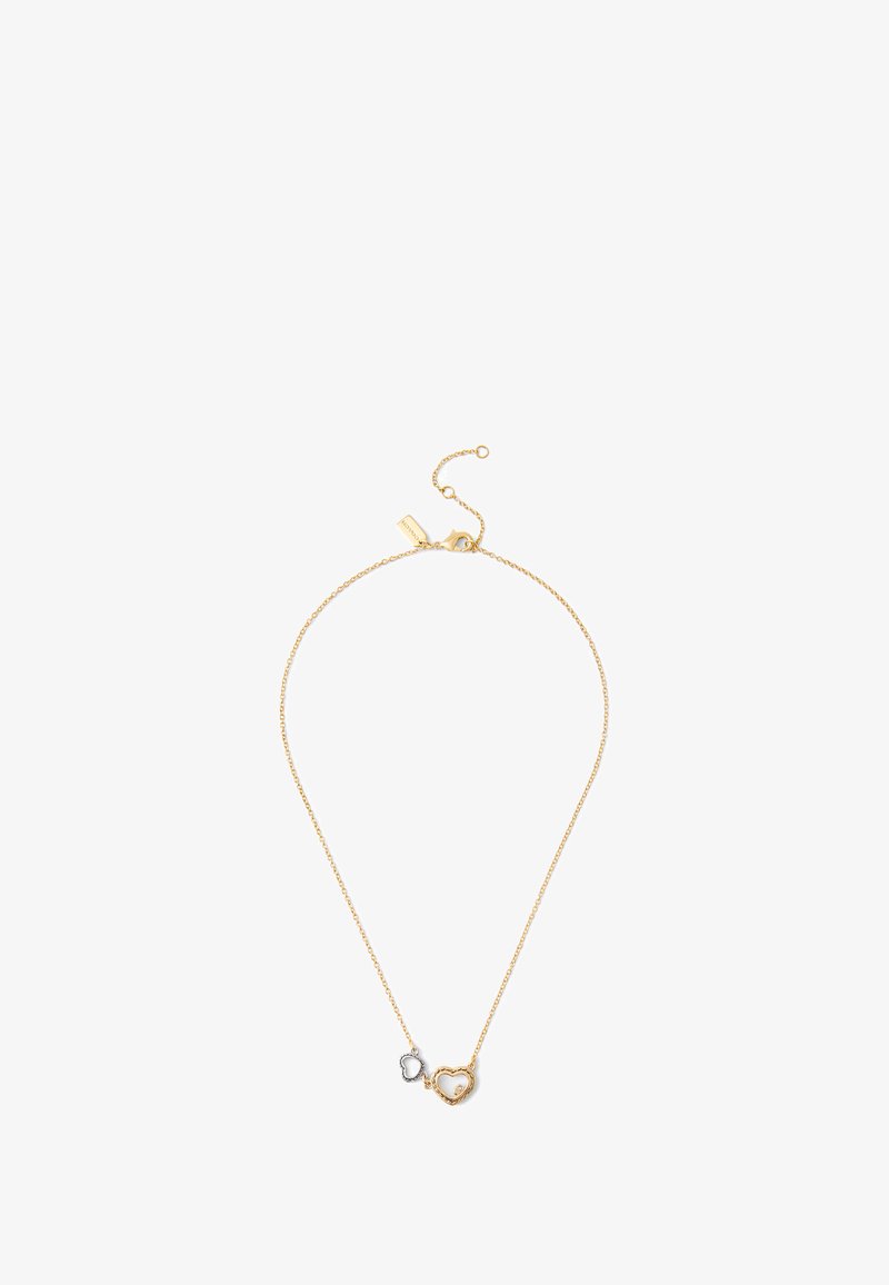 Collier chaîne ton or avec deux pendentifs en forme de cœur, un doré et un argenté, avec des détails texturés et une fermeture à mousqueton.