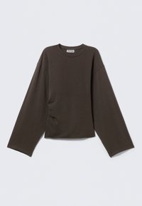 Mørkebrun langermet topp med rund hals, med en samlet detalj på den ene siden og en avslappet passform. Laget av mykt jersey-materiale.