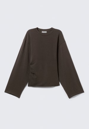 Dunkelbraunes Langarmoberteil mit rundem Ausschnitt, das auf einer Seite eine Raffungsdetail aufweist und einen lockeren Schnitt hat. Hergestellt aus weichem Jersey-Material.