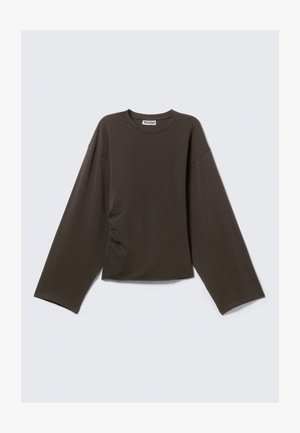 Donkerbruin lange mouwen top met een ronde hals, met een ontworpen plooidetail aan één kant en een relaxte pasvorm. Gemaakt van zacht jersey materiaal.