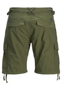 Short cargo vert olive avec poches à rabat à l'arrière, poches cargo latérales, pattes de réglage à la taille et cordons aux ouvertures des jambes.