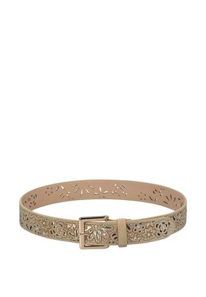 Cinturón de cuero beige con patrones florales recortados y pequeñas tachuelas brillantes, con una hebilla rectangular en tono dorado.