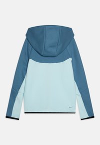 Sweatshirt com capuz em azul claro e azul marinho, apresentando um design em blocos de cor, tecido suave e detalhes pretos na bainha e nos punhos das mangas.