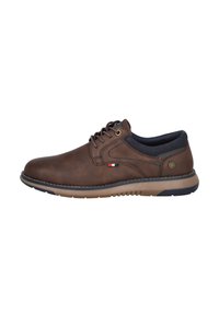 Zapatos de cuero marrón con cordones, con un cuello textil azul marino, suela de goma marrón claro y detalles cosidos, que presentan un pequeño logotipo.