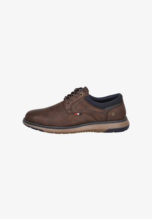 Zapatos de cuero marrón con cordones, con un cuello textil azul marino, suela de goma marrón claro y detalles cosidos, que presentan un pequeño logotipo.