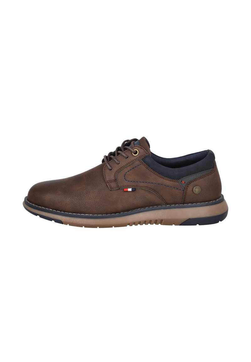 Zapatos de cuero marrón con cordones, con un cuello textil azul marino, suela de goma marrón claro y detalles cosidos, que presentan un pequeño logotipo.