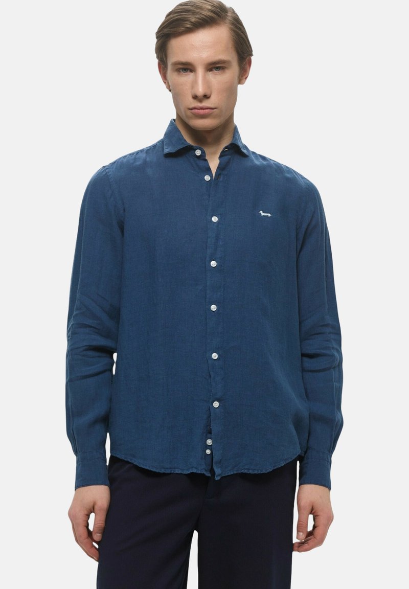 Camicia button-up in lino blu scuro con maniche lunghe, colletto, orlo arrotondato e un piccolo logo ricamato sul petto sinistro.
