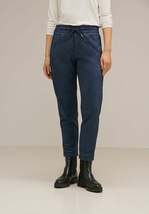 Pantaloni jogger blu navy realizzati in tessuto texturizzato, dotati di vita con coulisse, tasche laterali con zip e un design a gamba affusolata.
