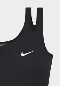 Czarny sportowy top bez rękawów z okrągłym dekoltem i siateczkowymi akcentami. Zawiera białe logo Nike na piersi.