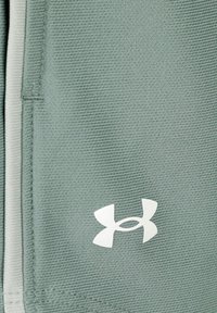 Under Armour TECH PLAY UP - Pantalón corto de deporte - green silica green