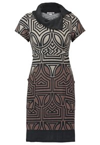 Robe à manches courtes avec motif géométrique noir et marron, col bénitier noir, poches devant et taille cintrée.