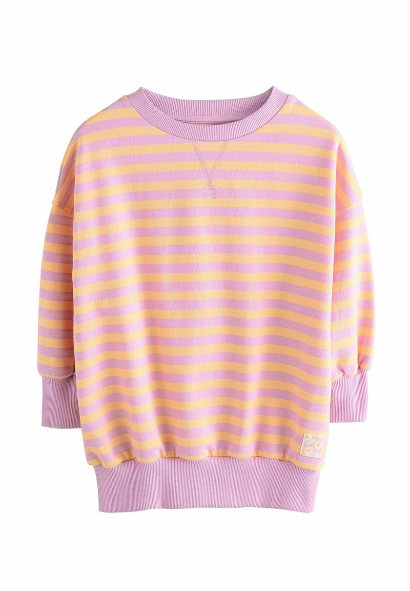 Randig tröja i pastellrosa och gult, med långa ärmar, ribbade muddars och en liten etikett med blommönster vid sömmen.