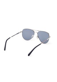 Gafas de sol aviador de metal plateado con lentes gris oscuro. Las características incluyen almohadillas nasales ajustables y puntas de plástico negro en las patillas.
