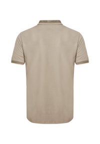 Beige polo shirt med krave, der har korte ærmer med tekstureret kant og en glat stoffinish. Bagfra set, ensfarvet design, ingen mønstre.