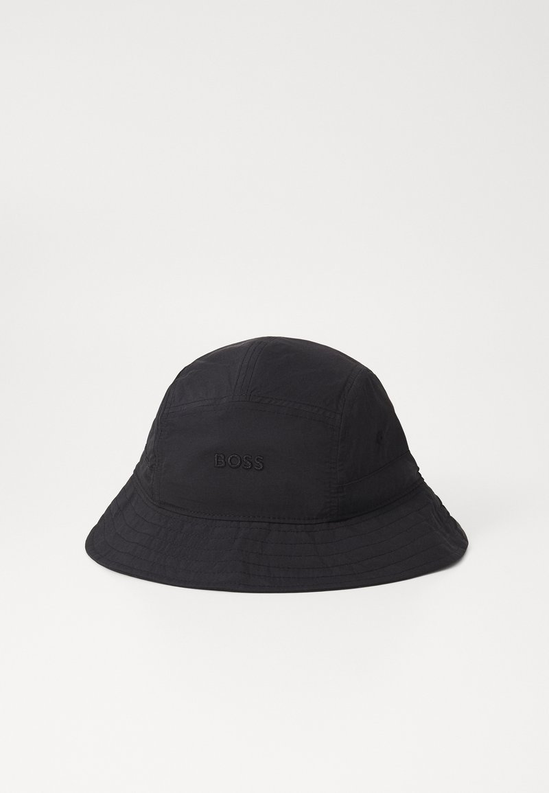 Cappello a secchiello nero realizzato in tessuto leggero. Presenta dettagli cuciti e un logo "BOSS" ben visibile davanti. Visiera piatta e ampia.