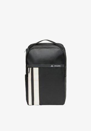 Schwarzer rechteckiger Rucksack mit zwei vertikalen weißen Streifen links und einem oberen Griff, vorne mit Vaude-Logo.
