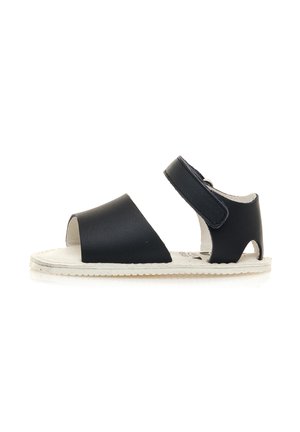 Sandalo in pelle nera con design open toe, cinturino regolabile e suola bianca testurizzata. Costruzione semplice e leggera.