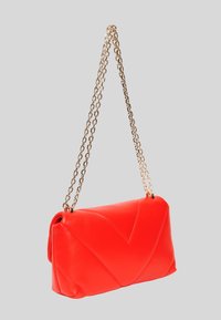 Borsa a tracolla in pelle trapuntata rossa con una tracolla in catena dorata, caratterizzata da una forma rettangolare e un sottile motivo a V sulla superficie frontale.