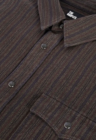 Καφέ και μωβ ριγέ υφασμάτινο πουκάμισο με μαύρα κουμπιά και τσέπη στο στήθος, με ετικέτα "The Kooples" μέσα στον γιακά.