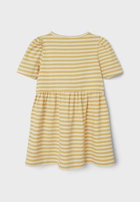 Gelbes und weiß gestreiftes Kleid mit kurzen Puffärmeln, rundem Halsausschnitt und geraffter Taille. Hergestellt aus weichem, leichtem Stoff.