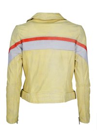 Geel leren jack met rode en grijze horizontale strepen over de schouders. Het heeft een eenvoudige kraag en ritssluiting aan de mouwen.